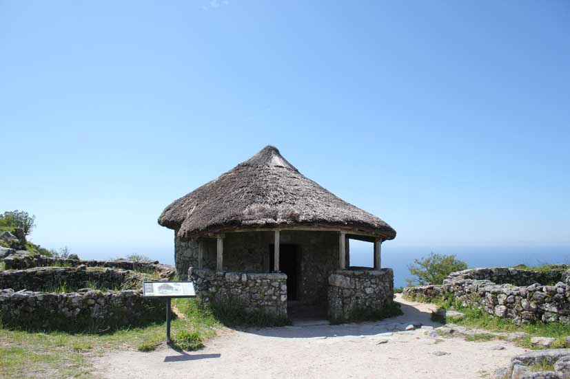 Imagen de una de las viviendas reconstruidas del poblado | Adri&aacute;n Amoeiro